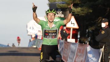 Primoz Roglic celebra la victoria en el alto del Moncalvillo.