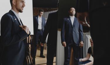 Ceballos, Bellingham y Alaba posan con el nuevo traje de viaje. 