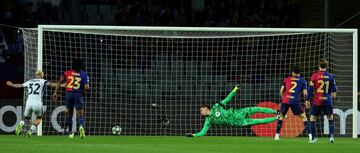 0-1.  Centro de Denzel Dumfries desde el lateral izquierdo, ??igo Martnez resbala y Marcus Thuram conecta un taconazo superando a Wojciech Szczesny.