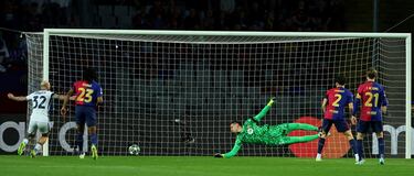 0-1.  Centro de Denzel Dumfries desde el lateral izquierdo, Íñigo Martínez resbala y Marcus Thuram conecta un taconazo superando a Wojciech Szczesny.