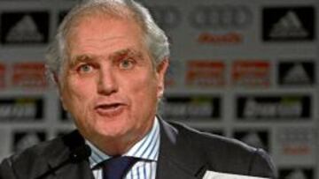 <b>TENSA APARICIÓN ANTE LOS MEDIOS. </b> "Soy un enamorado de la libertad de expresión, pues creo que es uno de los pilares fundamentales de cualquier estado democrático, pero eso no permite que se lleguen a situaciones como ésta, tan graves y de un ataque tan directo contra mi persona y mi prestigio", se justificó Ramón Calderón. El presidente aprovechó la comparecencia para asegurar que "en los últimos cuatro años sí he tributado a Hacienda", poniendo en entredicho la información de Negocio, que publicaba el miércoles y que afirmaba que no hizo declaración de la renta en los últimos cuatro años.