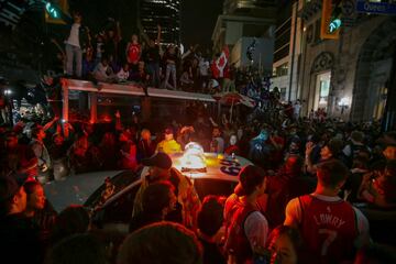 Los seguidores de Toronto Raptors salieron a las calles de la capital de la provincia de Ontario para celebrar por todo lo alto la consecución del anillo de la NBA tras derrotar en las finales a Golden State Warriors. 