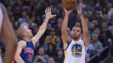 Stephen Curry lanza ante Steve Blake.