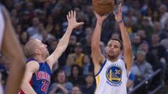 Stephen Curry lanza ante Steve Blake.