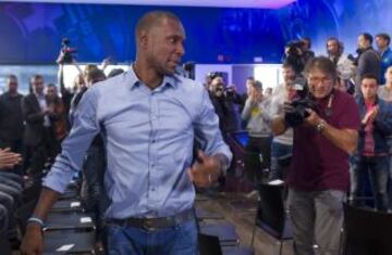 Eric Abidal anunció en una sala de prensa repleta y entre lágrimas que se va del Barcelona. Lo hizo en un acto en el que estuvo acompañado por toda la plantilla del Barcelona y en la que estuvo acompañado por Sandro Rosell y Andoni Zubizarreta.