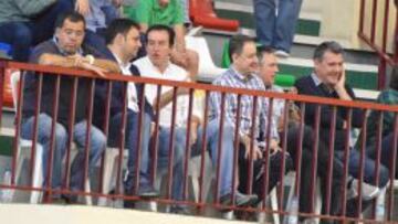 Anguix, presidente del Elche, de blanco. A su derecha Daniel Rubio vicepresidente 2º del club. A la izquierda de Anguix Ramon Segarra directivo del Elche CF Sala. Dos sitios más a la izquierda de Anguix esta el vicepresidente 1º Francisco Roman.