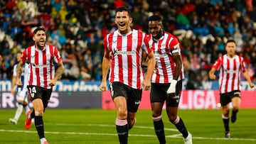 LEGANÉS (COMUNIDAD DE MADRID), 19/09/2024.- Los jugadores del Athletic Club, Vivian (c) y Nico Williams, celebran el primer gol del equipo bilbaino durante el partido de la jornada 7 de LaLiga EA Sports que disputan hoy jueves Leganés y el Athletic Club en el estadio Butarque de Leganés. EFE/ Sergio Perez.
