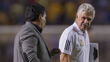 Al calor del resultado, 3-2 a favor del América, Ricardo Ferreti salió enojado y reclamando a los auxiliares de Miguel Herrera.