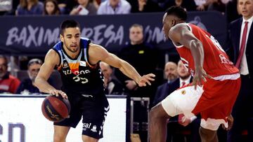 Álex López ante Jordan Sakho, durante el Baxi Manres-San Pablo Burgos.