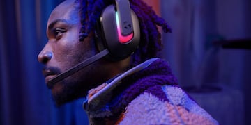 Un joven luce los Logitech G Astro A 20 X Wireless