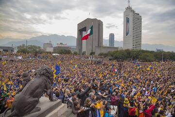 ¡La Macroplaza se pintó de amarillo y azul para recibir a Tigres!