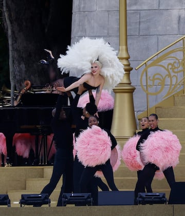 Lady Gaga y su actuación de cabaret francés. La superestrella estadounidense realiza un show entre plumas negras y rosas.