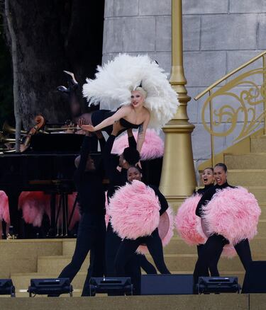 Lady Gaga y su actuacin de cabaret francs. La superestrella estadounidense realiza un show entre plumas negras y rosas.