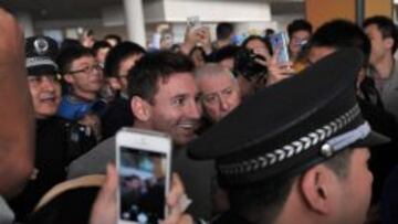 Lionel Messi desata la locura en aerupuerto de Pek&iacute;n.