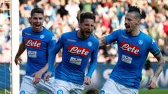 Jorginho, Mertens y Hamsik celebran un gol del N&aacute;poles.