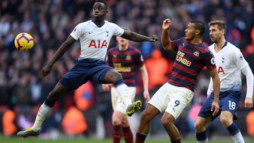 Dávinson Sánchez ante Salomón Rondón en un Tottenham - Newcastle