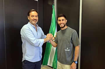 Jacobo González, nuevo jugador del Córdoba CF, sobre el césped de El Arcángel.