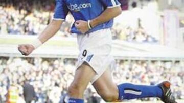 <b>OTRA MUESCA. </b>El 'Rifle' Pandiani le marcó al Liverpool de penalti.