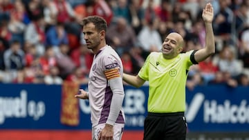 PAMPLONA, 13/04/2025.- El colegiado Pablo González Fuertes (d) conversa con el delantero del Girona Cristhian Stuani (i) tras anular un gol durante el partido que disputan, este domingo, en el estadio de El Sadar, correspondiente a la jornada 31 de Laliga. EFE/ Jesús Diges