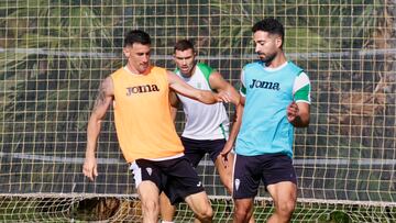 Alves, en el entrenamiento de esta mañana en Oliva