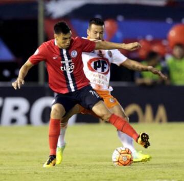 Football Soccer - Chile's Cobresal v Paraguay's Cerro Porteno - Copa Libertadores - Defensores del Chaco Stadium, Asuncion, Paraguay, 25/02/2016. Patricio Jerez (R) of Chile's Cobresal and Marcelo Estigarribia of Paraguay's Cerro Porteno fight for the ball. REUTERS/Jorge Adorno