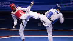 AMDEP6727. SANTO DOMINGO (REPÚBLICA DOMINICANA), 05/07/2023.- Rafael Alba (i) de Cuba enfrenta a Carlos Sansores de México hoy, en la final de taekwondo +80kg masculino en los Juegos Centroamericanos y del Caribe en Santo Domingo (República Dominicana). EFE/ Orlando Barría
