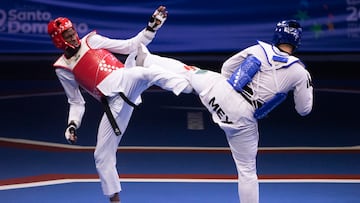 AMDEP6727. SANTO DOMINGO (REPÚBLICA DOMINICANA), 05/07/2023.- Rafael Alba (i) de Cuba enfrenta a Carlos Sansores de México hoy, en la final de taekwondo +80kg masculino en los Juegos Centroamericanos y del Caribe en Santo Domingo (República Dominicana). EFE/ Orlando Barría
