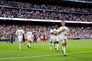 Güler celebra el gol que inauguró el marcador en el Bernabéu.