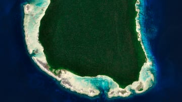 Ubicada en el archipiélago de Andamán, esta isla está habitada por los sentineleses, una tribu que ha vivido aislada durante milenios. Rechazan con violencia cualquier intento de contacto, incluso disparando flechas a helicópteros. La ley india prohíbe acercarse a menos de cinco kilómetros para proteger tanto a la tribu como a los visitantes de posibles contagios. Es un lugar en el tiempo detenido.