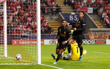 Largo env¨ªo de Nacho para la carrera de Vinicius, que termina sac¨¢ndose un pase de la muerte al primer palo, donde conect¨® con su compatriota Rodrygo, el cual rompe su sequ¨ªa firmando el gol del 0-1.