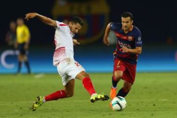 Vitolo intenta quitarle el balón a Pedro.