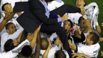 <b>PRIMER MANTEO A MOURINHO</b>. Los jugadores del Madrid, ataviados con las camisetas conmemorativas del título de Copa, mantearon a Mourinho, que tocó el cielo de Mestalla. De las 17 finales a partido único que ha disputado el técnico, es la duodécima que gana. El próximo sábado, también en Mestalla, el Valencia le hará el pasillo de honor al Madrid como campeón de Copa del Rey.