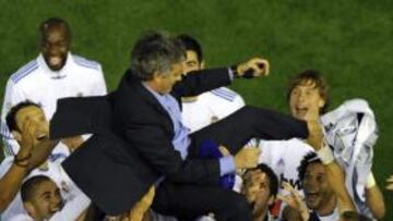 <b>PRIMER MANTEO A MOURINHO</b>. Los jugadores del Madrid, ataviados con las camisetas conmemorativas del título de Copa, mantearon a Mourinho, que tocó el cielo de Mestalla. De las 17 finales a partido único que ha disputado el técnico, es la duodécima que gana. El próximo sábado, también en Mestalla, el Valencia le hará el pasillo de honor al Madrid como campeón de Copa del Rey.