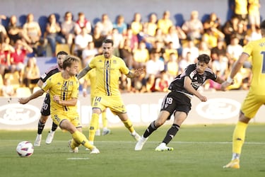 Toquecito para tirar un caño, pisadita de fútbol sala y zurdazo pegadito al palo. No había una manera mejor de estrenarse esta temporada con el Albacete. Pacheco, con su tanto, dio los tres puntos a un Albacete que va muy en serio esta temporada.

