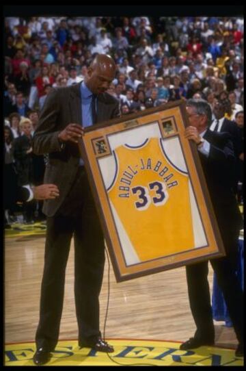 David Stern le entrega la camiseta que subiría al techo del Forum en su ceremonia de retirada.