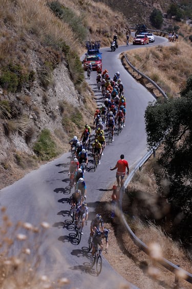 El pelotón durante la novena etapa de La Vuelta entre Motril y Granada.