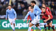 Felipe Anderson de Lazio en acci&oacute;n ante Genoa hoy, 18 de enero de 2017, durante los octavos de final de la Copa Italia en el estadio Ol&iacute;mpico de Roma. 