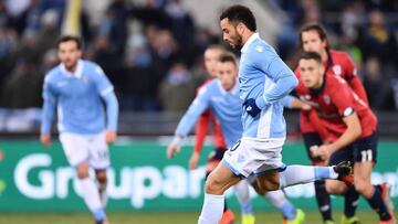 Felipe Anderson de Lazio en acción ante Genoa hoy, 18 de enero de 2017, durante los octavos de final de la Copa Italia en el estadio Olímpico de Roma.