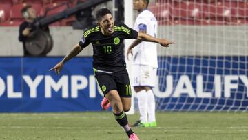Víctor Guzmán celebra un gol con la selección mexicana.