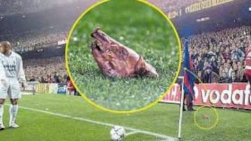 <b>INCIDENTES. </b>Luis Figo va a sacar un córner, Roberto Carlos espera y una cabeza de lechón asado 'observa' en silencio. Fue el 23 de noviembre de 2003, en el Camp Nou.
