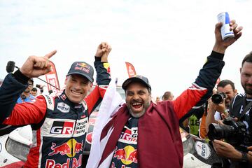 El piloto catarí Nasser Al-Attiyah y su copiloto, el francés Mathieu Baumel, celebran su triunfo en la categoría de coches. El piloto catarí Nasser Al-Attiyah ganó su quinto título de piloto del Rally Dakar y el segundo consecutivo, después de que la icónica prueba de resistencia terminara en Dammam, Arabia Saudí.