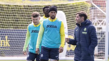 Marcelino, dando instrucciones en un entrenamiento.