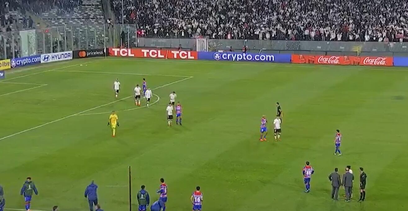 Este es el momento exacto en que la barra de Colo Colo invade la cancha: impacto mundial