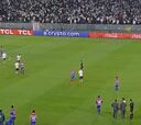 Este es el momento exacto en que la barra de Colo Colo invade la cancha: impacto mundial