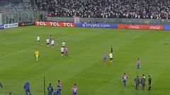 Este es el momento exacto en que la barra de Colo Colo invade la cancha: impacto mundial