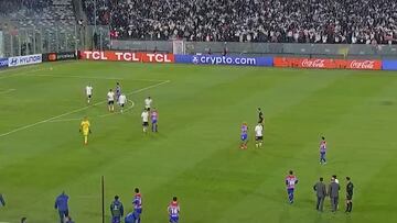 Este es el momento exacto en que la barra de Colo Colo invade la cancha: impacto mundial
