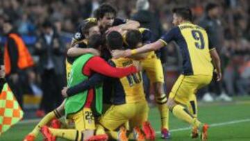 Los jugadores del Atlético celebran el gol de Diego.