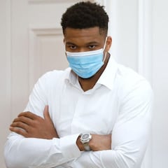 NBA star Giannis Antetokounmpo visits Greece with mother and brother