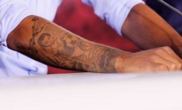 Detalle del tatuaje del brazo de Thiago durante su presentación.
