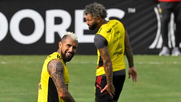 Flamengo's Chilean midfielder Arturo Vidal (L) smiles next to Flamengo's Brazilian forward Gabriel Barbosa  during a training session at George Capwell stadium in Guayaquil, Ecuador, on October 28, 2022. - Flamengo and Athletico Paranaense will meet in the Copa Libertadores football tournament all-Brazilian final in Guayaquil, Ecuador next October 29. (Photo by Rodrigo Buendia / AFP)